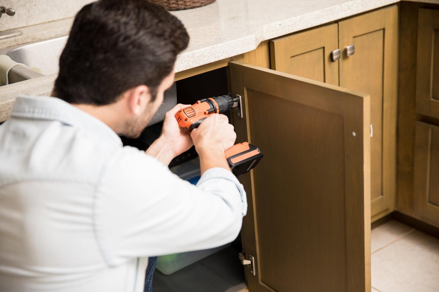 imgi 60 punto vista joven artesano que usa taladro electrico arreglar puerta armario cocina 662251 2704